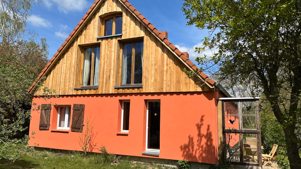Energetische Sanierung im EG Putzträger aus Holzfaser, im OG als Holzfassade
