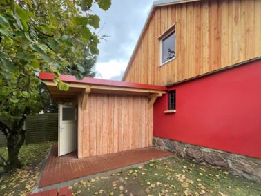 Neuer Schuppen und Fassade Giebel mit Boden-Deckel-Schalung,