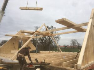 Richtarbeiten eines Pfettendachstuhls, Giebel im Holzrahmenbau