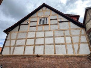 Sanierter Fachwerkgiebel aus Eiche im Stadtkern