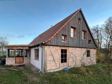 Eichenfachwerknachbau im EG, Fassade im OG + schöner Anbau