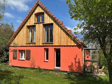 energetische Sanierung, im EG Putzträger aus Holzfaser, im OG als Holzfassade