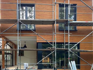 Fassade aus Fasebrettern horizontal